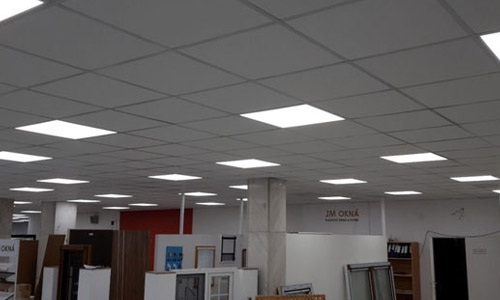 Realizácie rekonštrukcie stropu a výmeny osvetlenia v obchodnom dome. Montáž zníženého kazetového stropu včítane inštalácie nových LED svietidiel s výraznou úsporou nákladov...