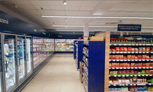 Realizácia nového osvetlenia pre novootvorenú prevádzku supermarketu. Osvetlovacia sústava pozostáva z lineárnych svietidiel s vysokou účinnosťou (160lm/W) doplnená bodovými svietidlami s vysokým CRI pre dosvietenie čerstvého tovaru.
