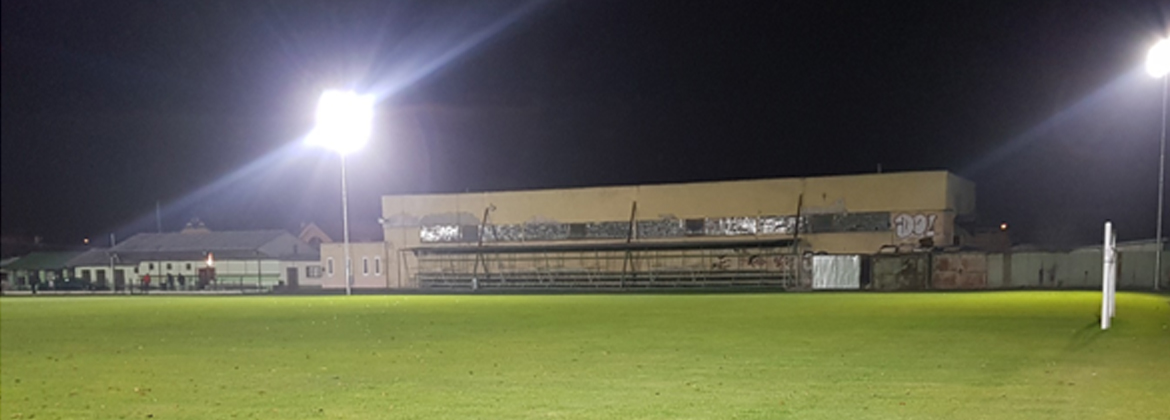 Realizácia nového osvetlenia tréningového futbalového ihriska. Osvetlovacia sústava pozostáva zo svietidiel s vysokou účinnosťou (150lm/W)...