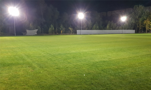 Realizácia nového osvetlenia tréningového futbalového ihriska. Osvetlovacia sústava pozostáva z LED reflektorov s vysokou účinnosťou (150lm/W) a špeciálnou optikou pre dosiahnutie nízkeho oslnenia.