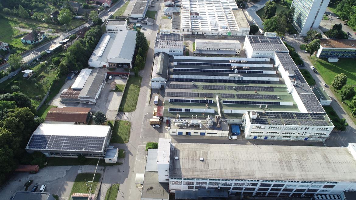 Fotovoltická elektráreň je nainštalovaná na strechách priemyselného objektu s technológiou...